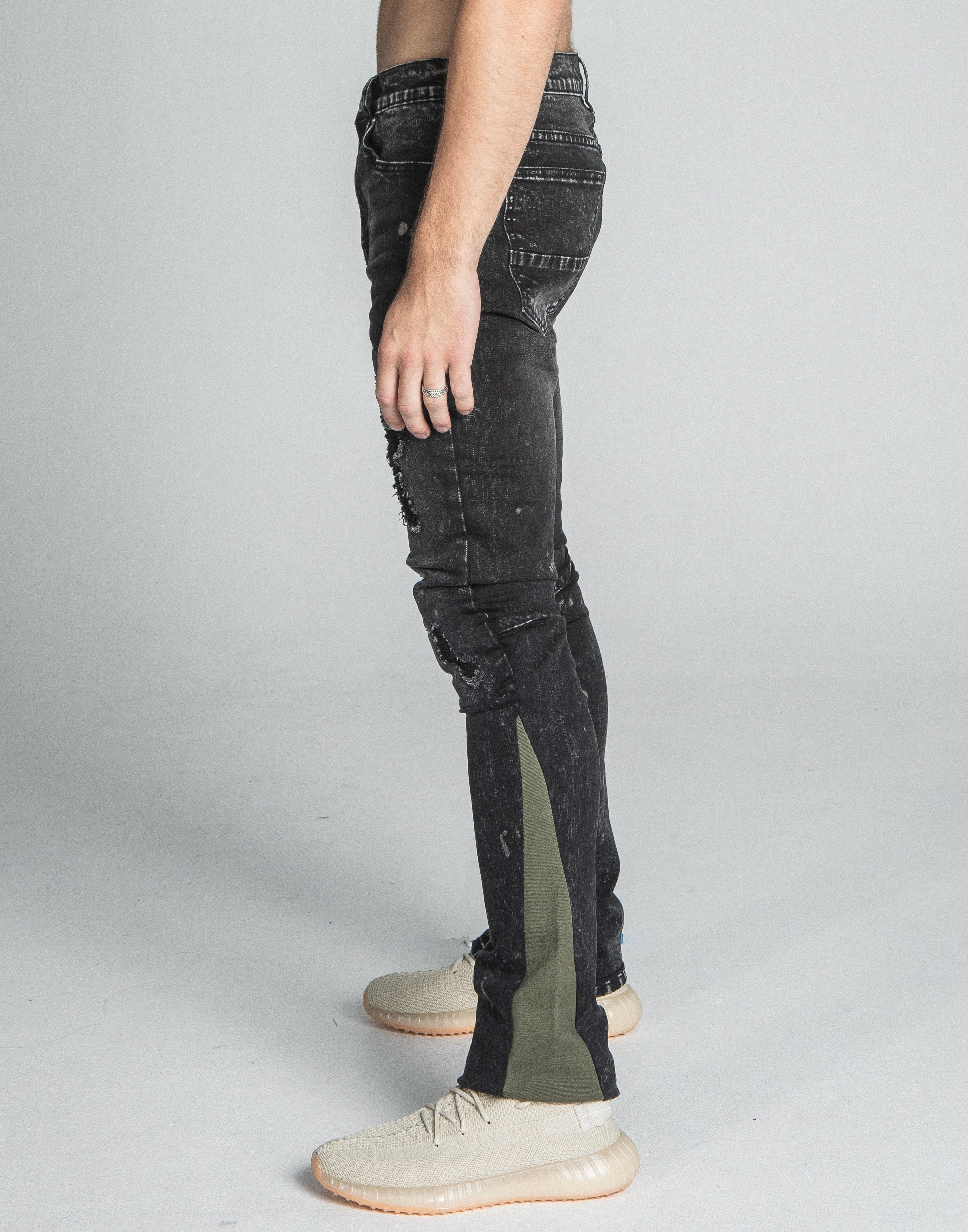 AR711 BLACK/BROWM DISTRESSED STAR STACKED JEANS