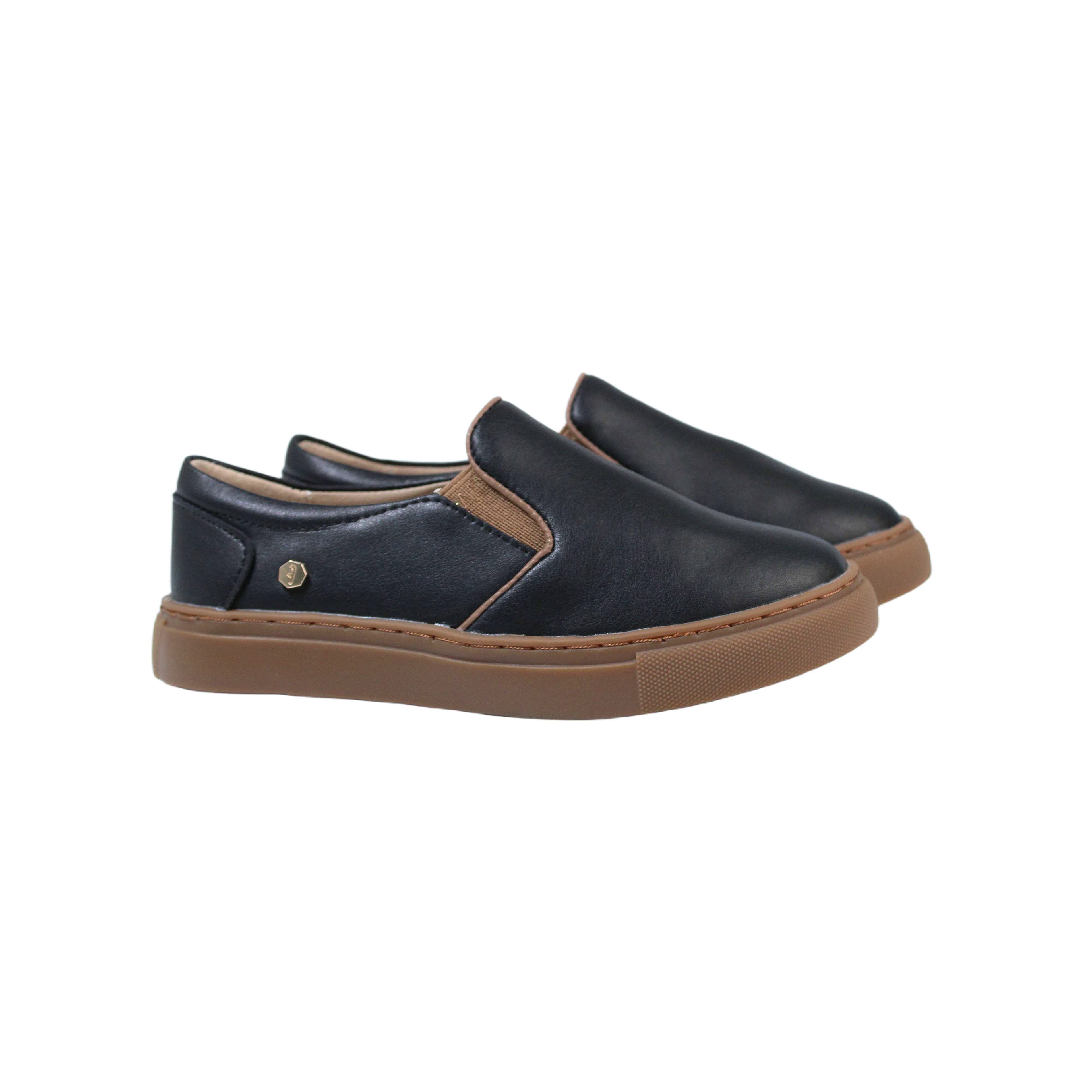 Fintoes Black Leather Step In Shoe/ Brown Trim.
This Shoe Runs Big. We Advise Sizing Down.  For Work And School