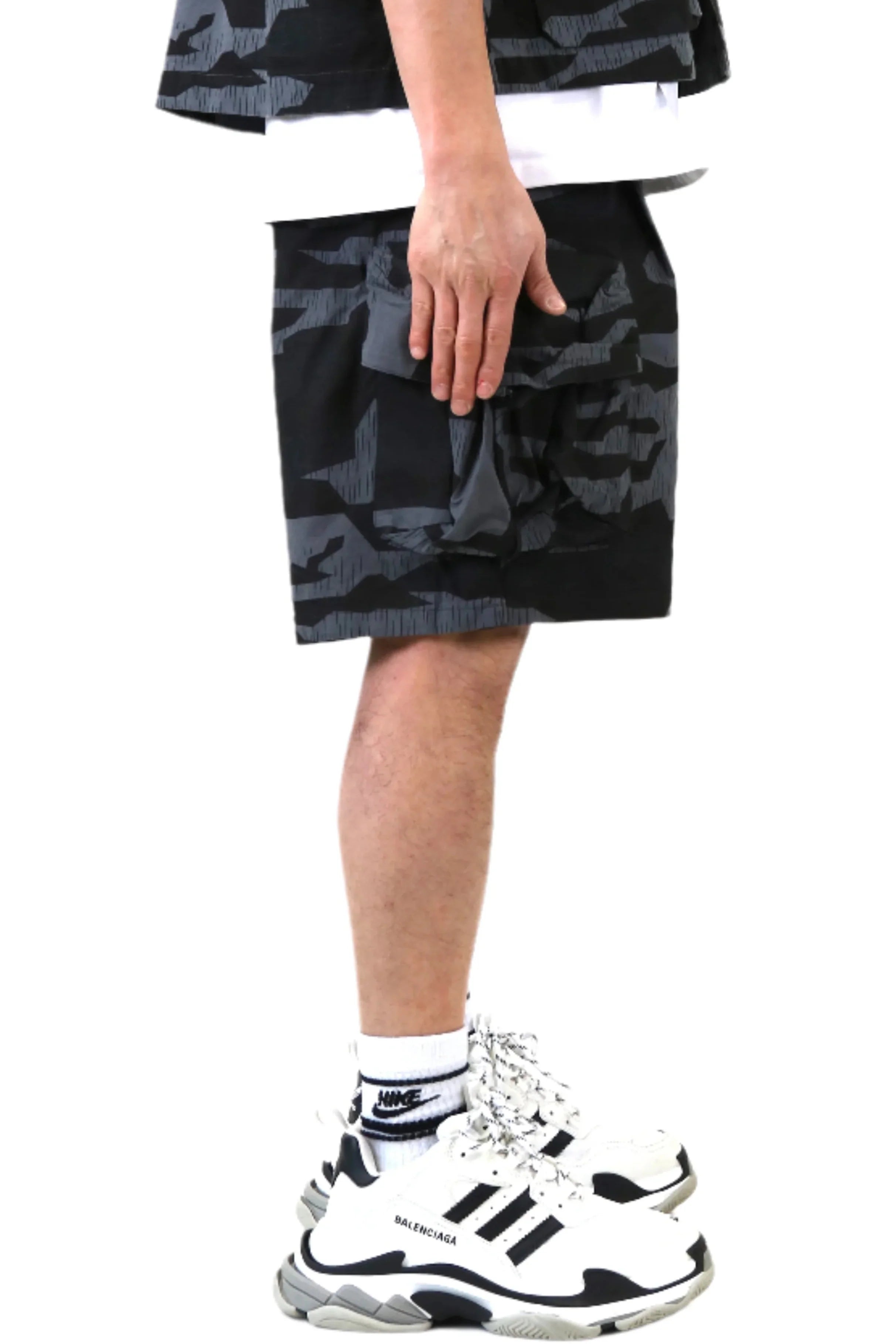 NOIS Fine Ripstop Twill Wide bottom opening short pants.